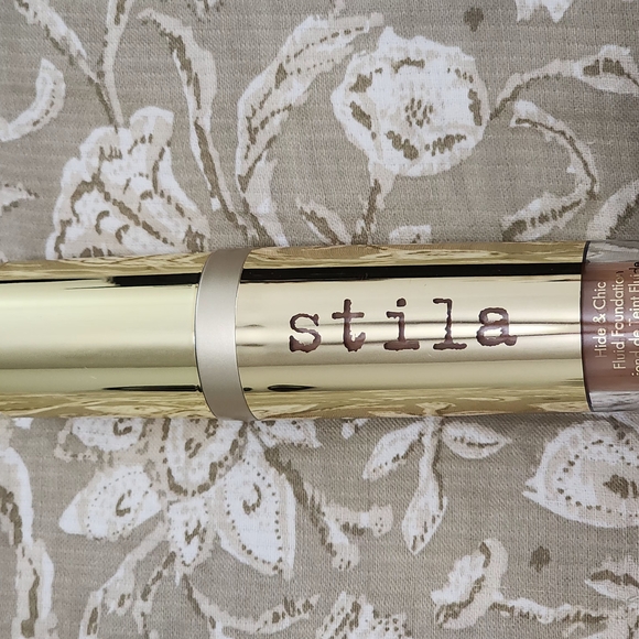 Stila Hide & Chic Foundation - Picture 3 of 7